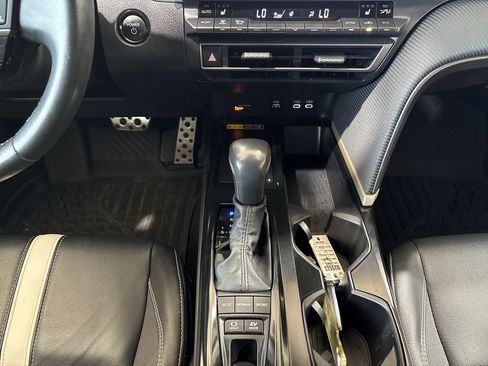Used 2025 Toyota Camry SE w/ Convenience Package FWD image 21