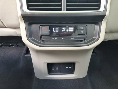 Certified 2025 Volkswagen Atlas SE w/ Panoramic Sunroof Package FWD image 12