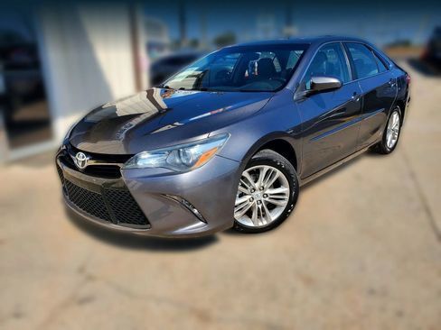 Used 2017 Toyota Camry SE w/ Moonroof Package FWD image 6