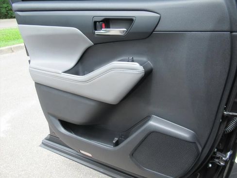 Used 2022 Toyota Highlander XLE FWD image 19