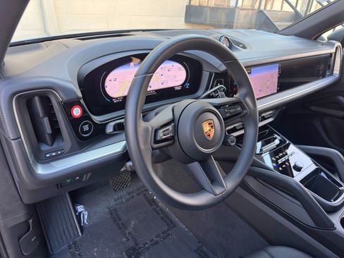 Used 2025 Porsche Cayenne E-Hybrid w/ Premium Package Plus AWD/4WD image 14