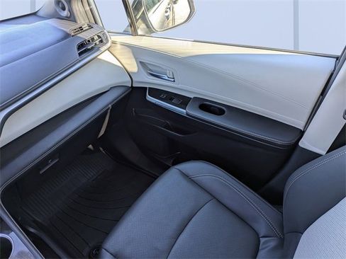 Used 2025 Toyota Sienna Limited image 22