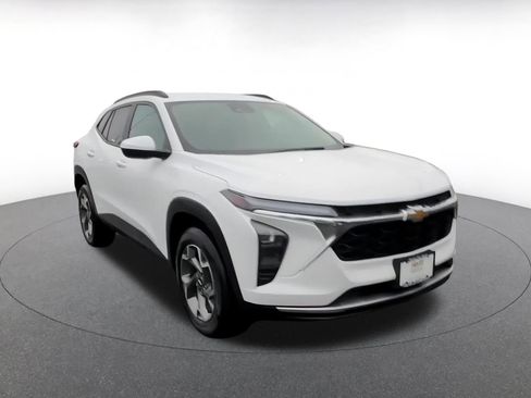 Used 2025 Chevrolet Trax LT image 3