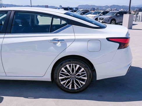 Used 2025 Nissan Altima 2.5 SV FWD image 8