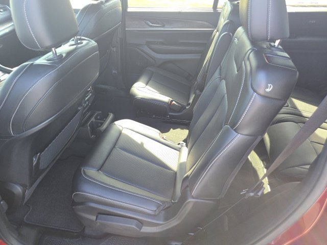 Used 2025 Jeep Grand Cherokee L Limited w/ Luxury Tech Group II AWD/4WD image 11