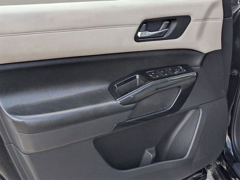 Used 2022 Nissan Pathfinder SV image 16