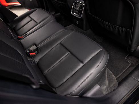 Certified 2023 Porsche Macan AWD/4WD image 48