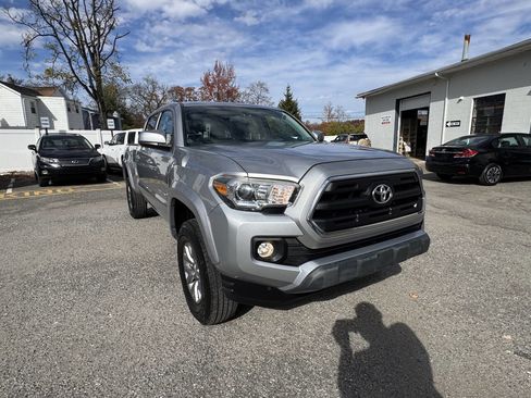 Used 2016 Toyota Tacoma SR5 w/ SR5 Appearance Package (SN) image 4