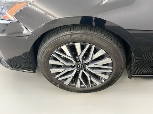 Used 2025 Nissan Altima 2.5 SV FWD image 11