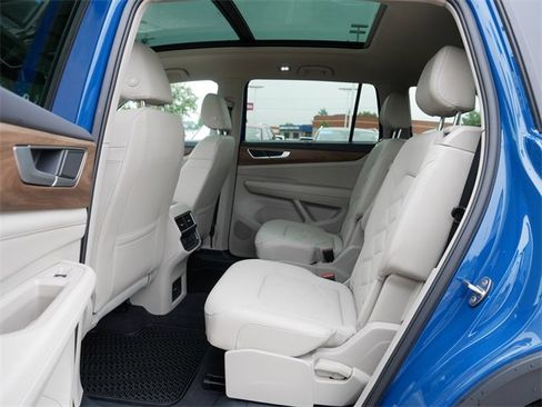 Certified 2025 Volkswagen Atlas SE image 17