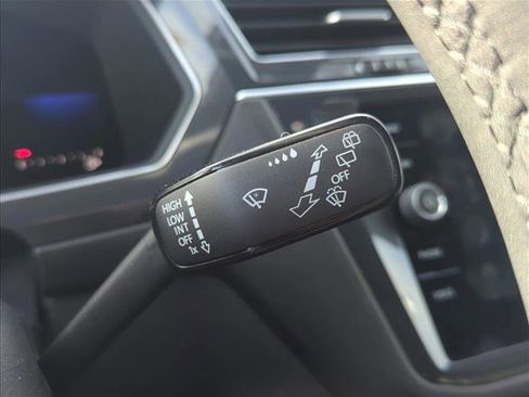 Used 2022 Volkswagen Tiguan SE R-Line FWD image 17
