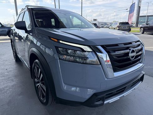 Used 2025 Nissan Pathfinder Platinum image 3