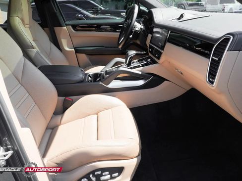 Used 2019 Porsche Cayenne Turbo w/ Premium Plus Package AWD/4WD image 31