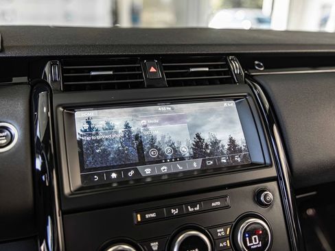 Used 2020 Land Rover Discovery SE image 25