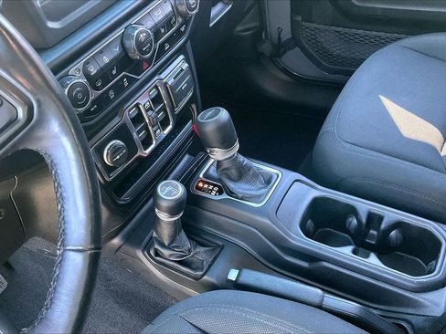 Certified 2022 Jeep Gladiator Willys image 31