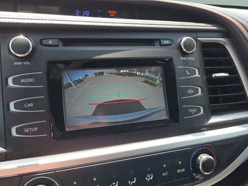 Used 2018 Toyota Highlander LE FWD image 22