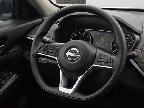 Used 2025 Nissan Altima 2.5 SV FWD image 15