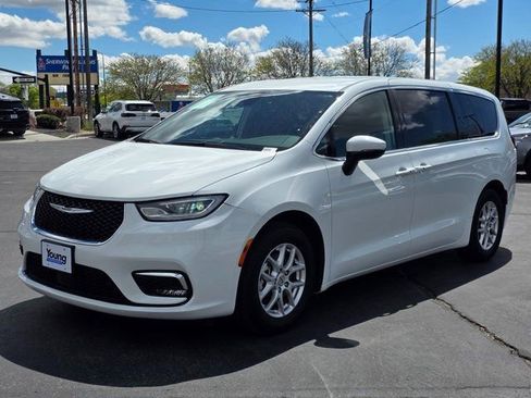 Used 2023 Chrysler Pacifica Touring-L FWD image 7