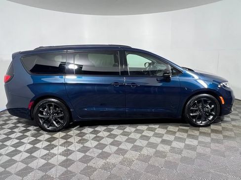 Certified 2025 Chrysler Pacifica Limited FWD image 11