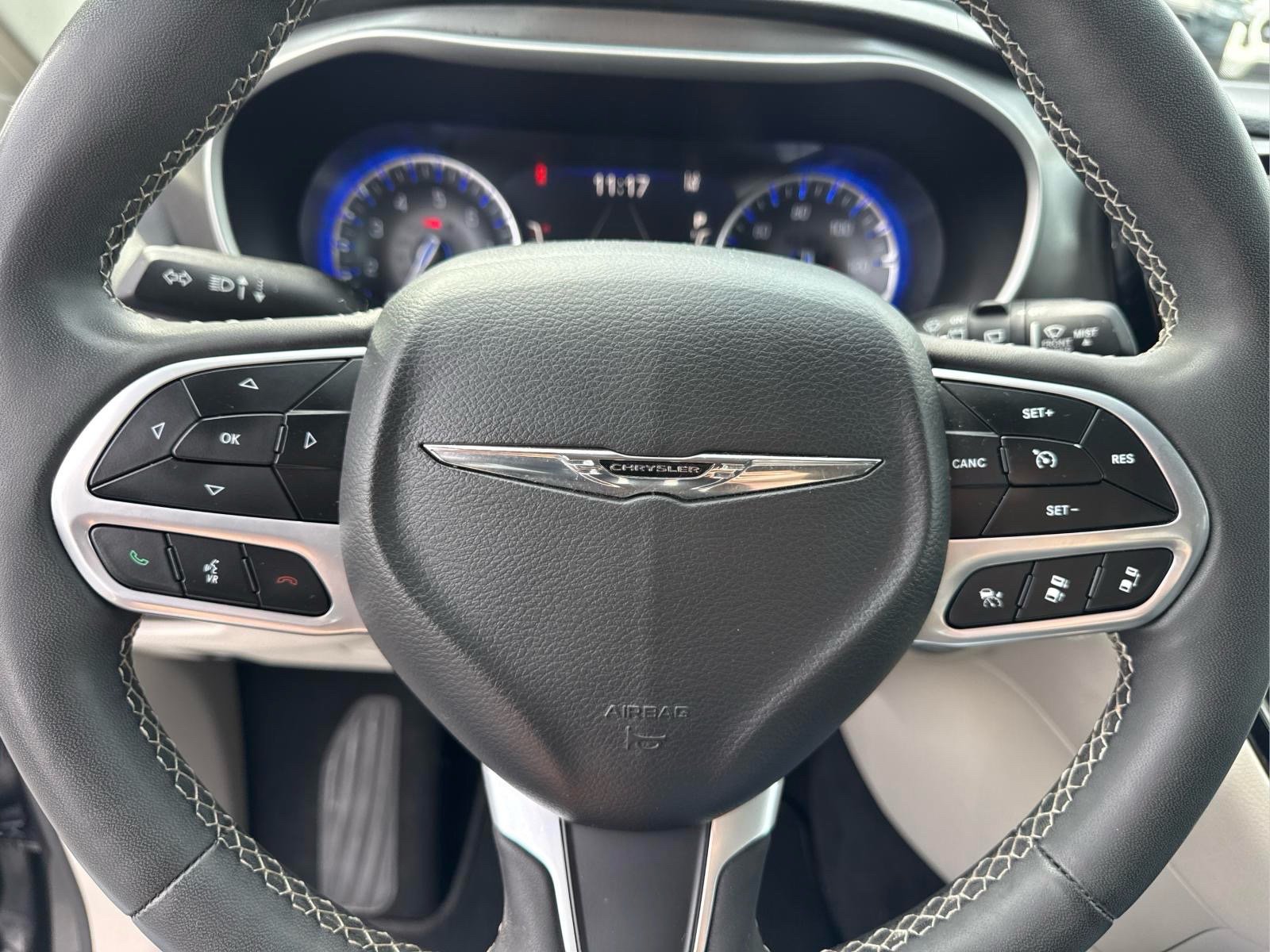 Used 2023 Chrysler Pacifica Touring-L FWD image 33