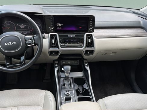 Used 2022 Kia Sorento EX w/ Panoramic Sunroof Package FWD image 16