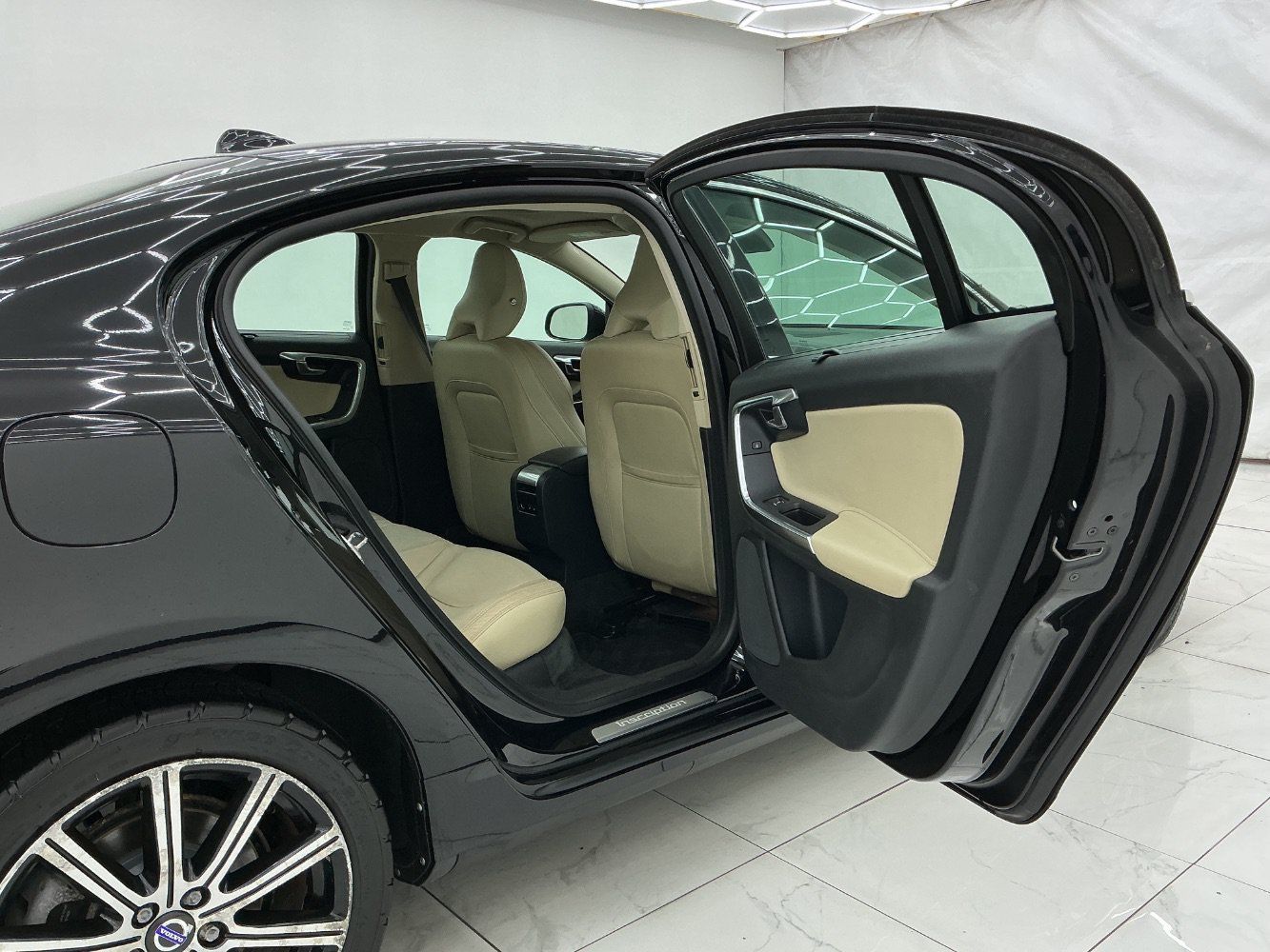 Used 2017 Volvo S60 T5 Inscription Platinum w/ Climate Package AWD/4WD image 23