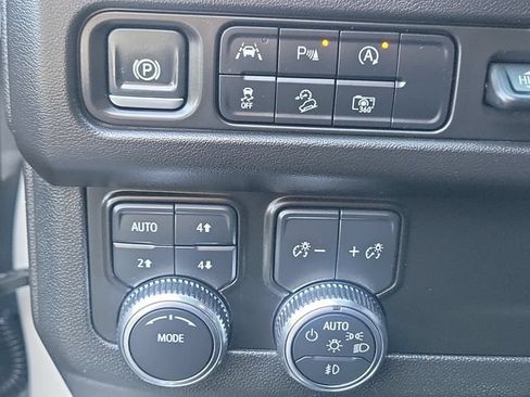 Used 2024 GMC Yukon XL AT4 w/ Technology Package AWD/4WD image 19
