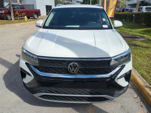 Used 2023 Volkswagen Taos SE image 3