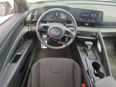 Used 2025 Hyundai Elantra Sport image 3