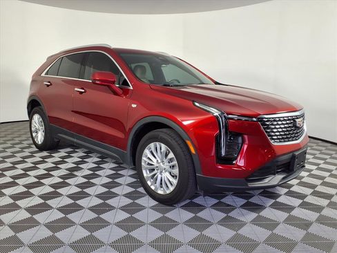 Certified 2024 Cadillac XT4 Luxury w/ Cold Weather Package image 3