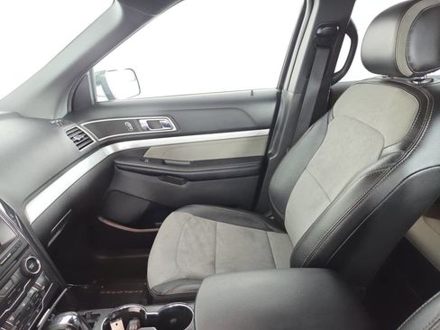 Used 2017 Ford Explorer XLT w/ Equipment Group 202A FWD image 16