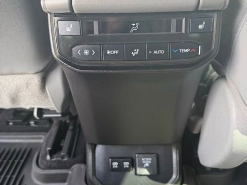 Certified 2021 Toyota Highlander Platinum AWD/4WD image 40