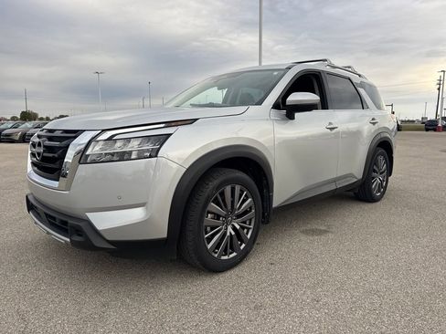 Used 2024 Nissan Pathfinder SL w/ SL Premium Package image 2