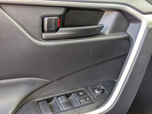 Used 2021 Toyota RAV4 LE image 4