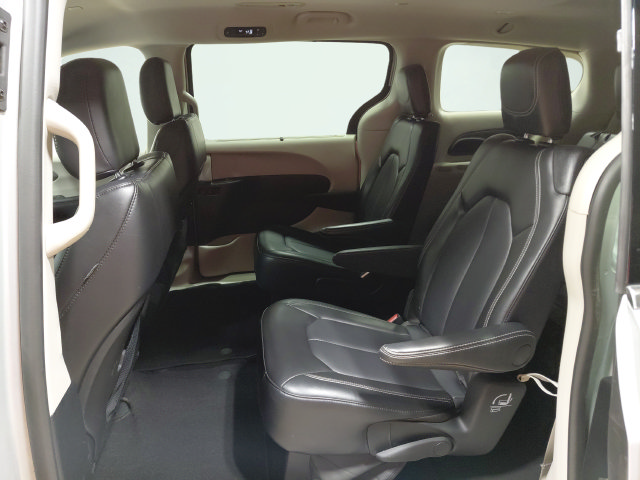 Used 2024 Chrysler Pacifica Touring-L FWD image 23