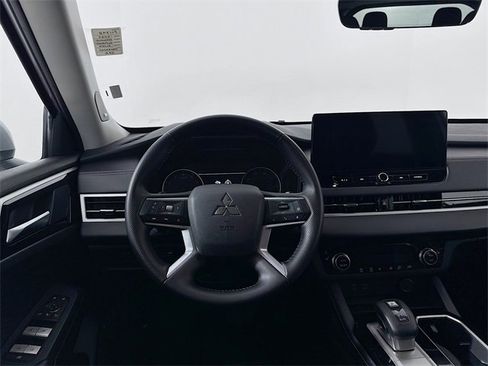 Used 2025 Mitsubishi Outlander SE image 24