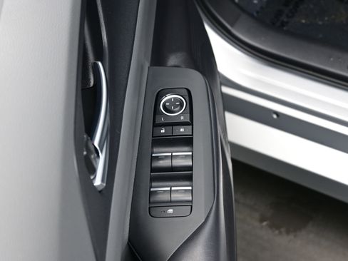 Used 2025 Toyota Prius XLE image 10