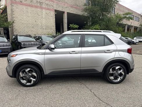 Used 2024 Hyundai Venue SEL FWD image 21