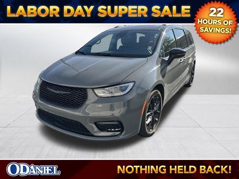 Used 2025 Chrysler Pacifica Limited FWD image 1