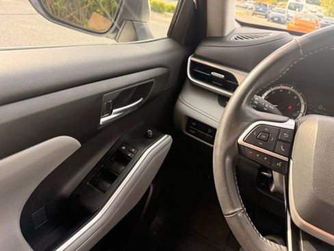 Used 2023 Toyota Highlander XLE image 14
