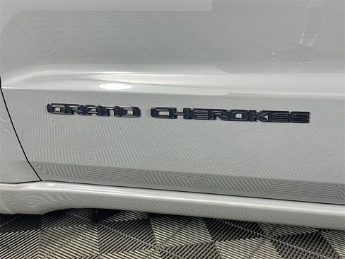 Used 2019 Jeep Grand Cherokee Altitude image 29