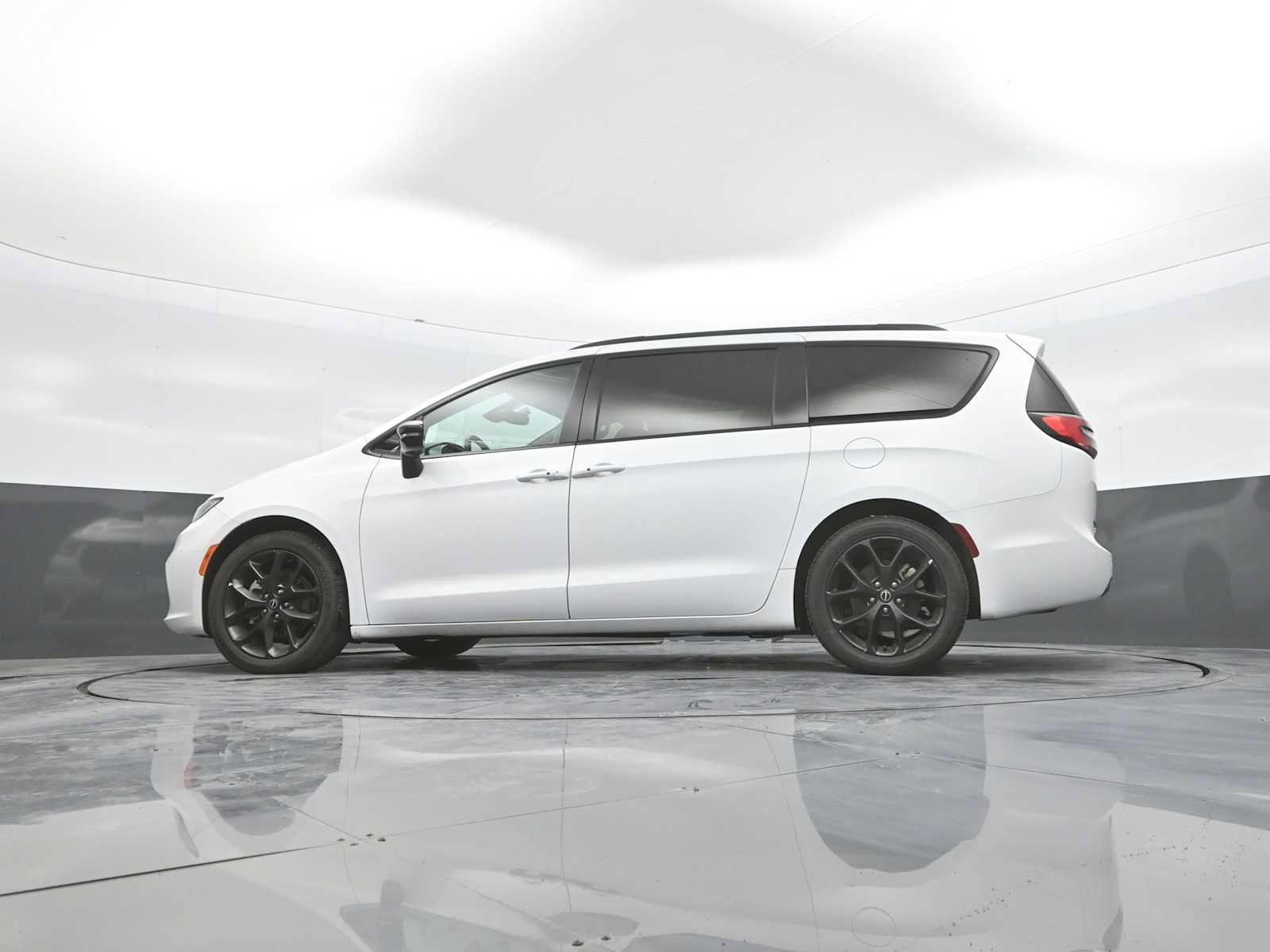 Used 2025 Chrysler Pacifica Limited FWD image 41