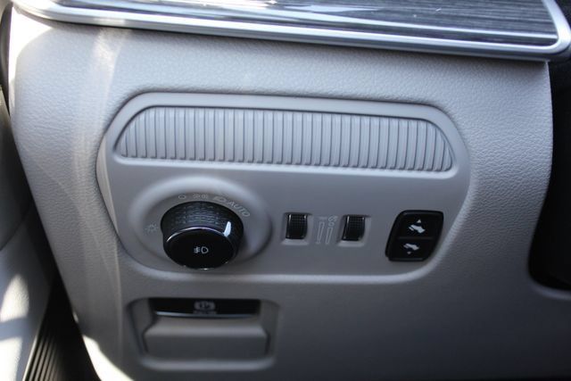 Used 2022 Jeep Wagoneer Series II w/ Premium Group I AWD/4WD image 28