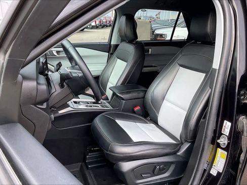 Used 2023 Ford Explorer XLT w/ Equipment Group 202A image 7