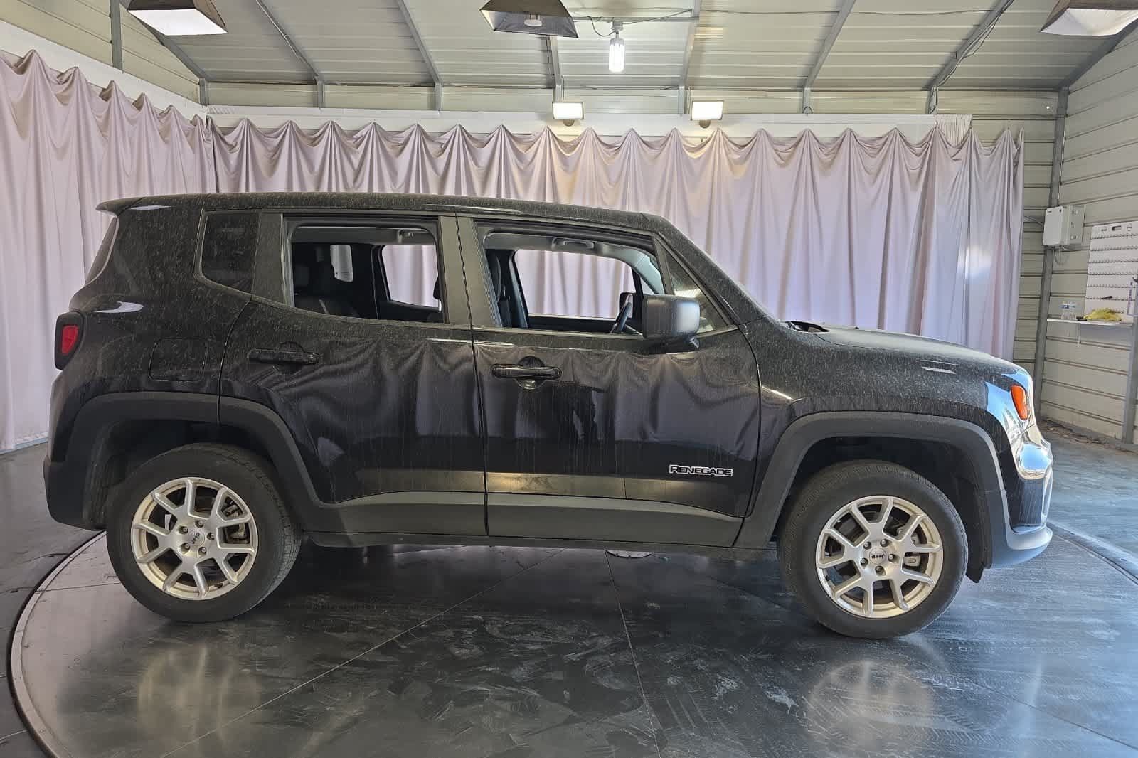 Used 2023 Jeep Renegade Latitude AWD/4WD image 9