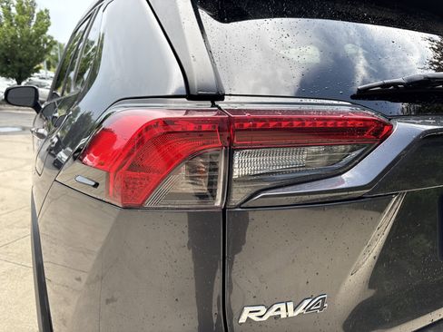 Used 2021 Toyota RAV4 XLE FWD image 11