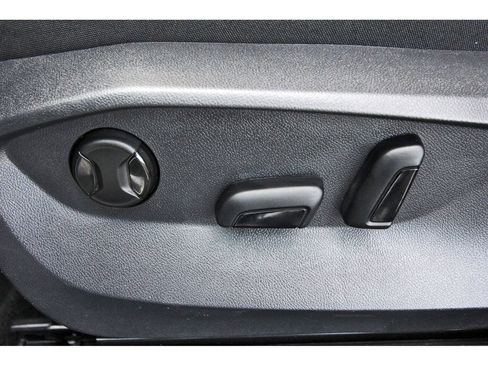 Used 2025 Volkswagen Taos SE image 33