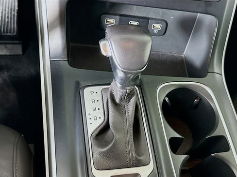 Used 2024 Kia Carnival LX image 24