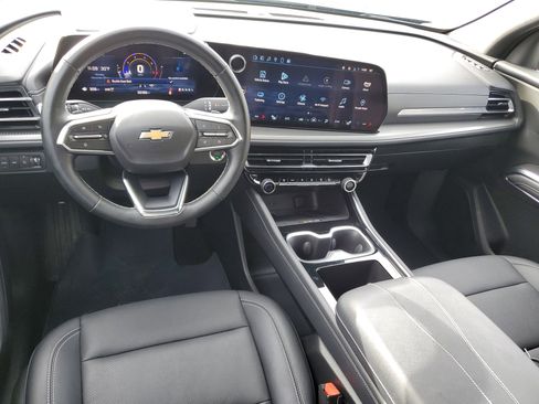 Used 2025 Chevrolet Traverse LT image 12