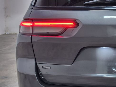 Used 2022 Jeep Grand Cherokee L Laredo RWD image 20